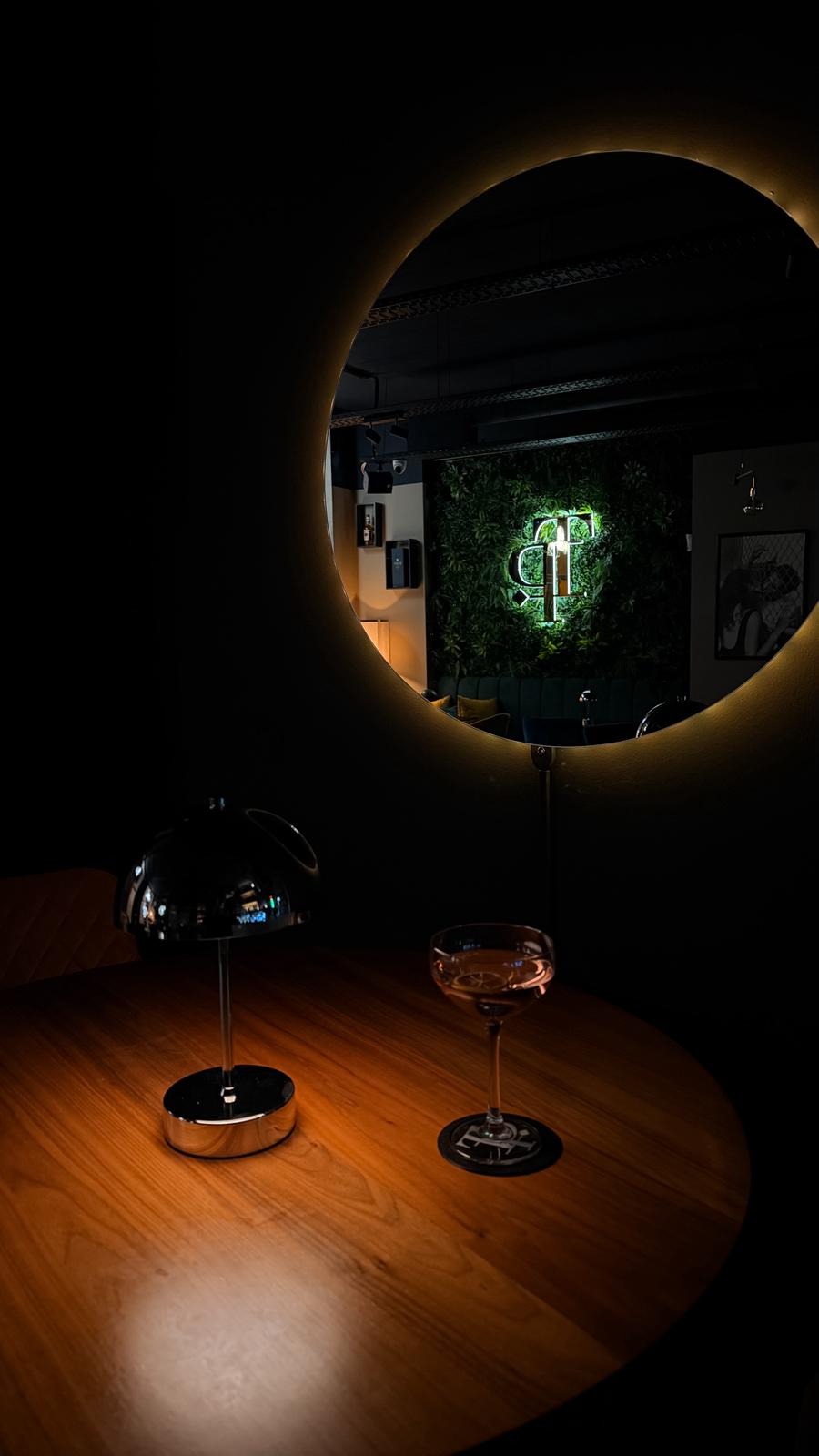 Interior do bar, iluminação quente