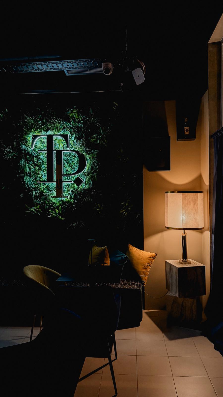 Balcão com luz ambiente